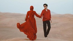 Hot! 7 Foto Dinda Hauw & Rey Mbayang Pakai Baju Merah di Gurun Pasir Dubai