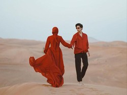 Hot! 7 Foto Dinda Hauw & Rey Mbayang Pakai Baju Merah di Gurun Pasir Dubai