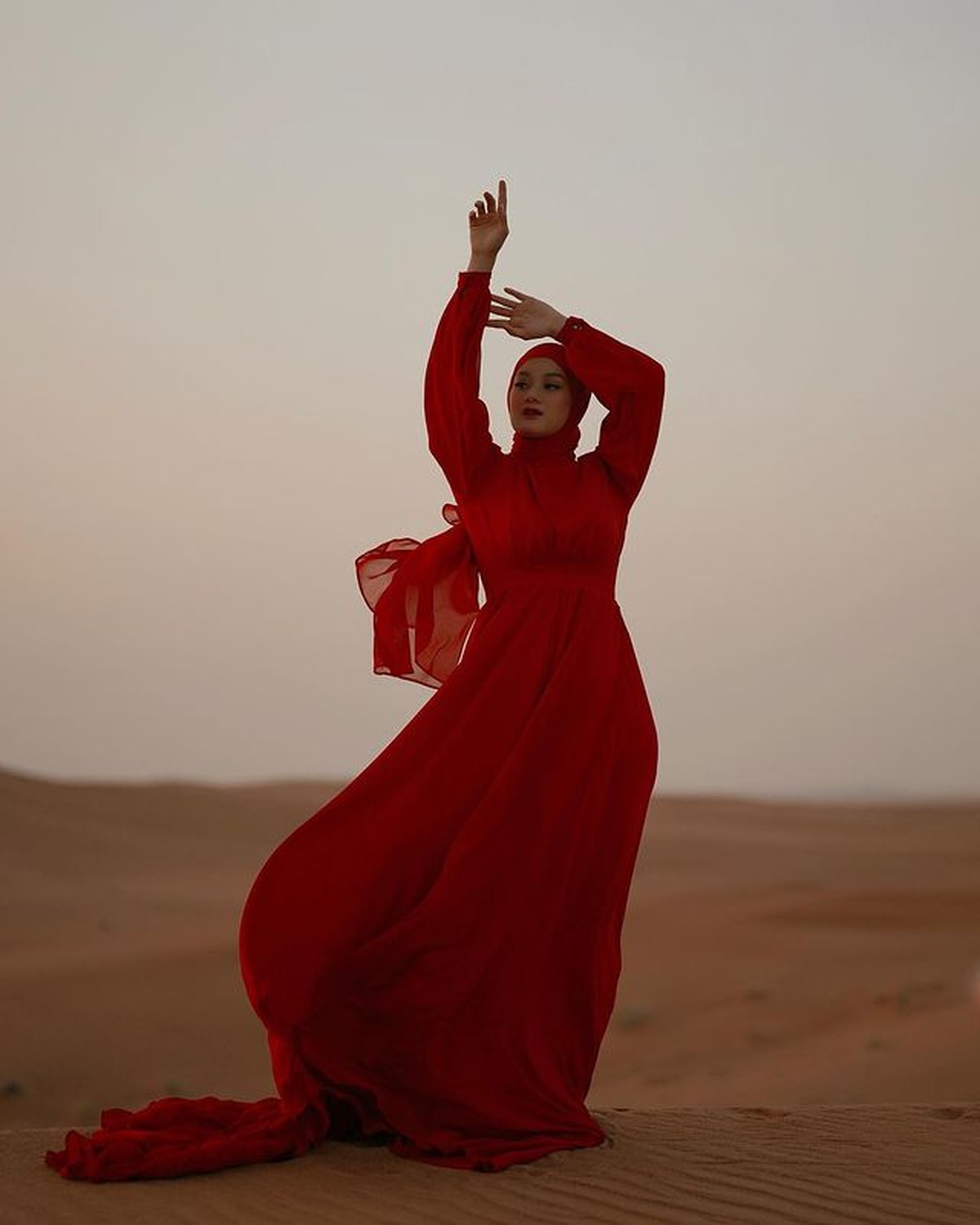 Dinda Hauw dan Rey Mbayang diketahui sedang berada di Dubai&comma; mereka melakukan pemotretan di gurun pasir&period; Yuk intip&excl;