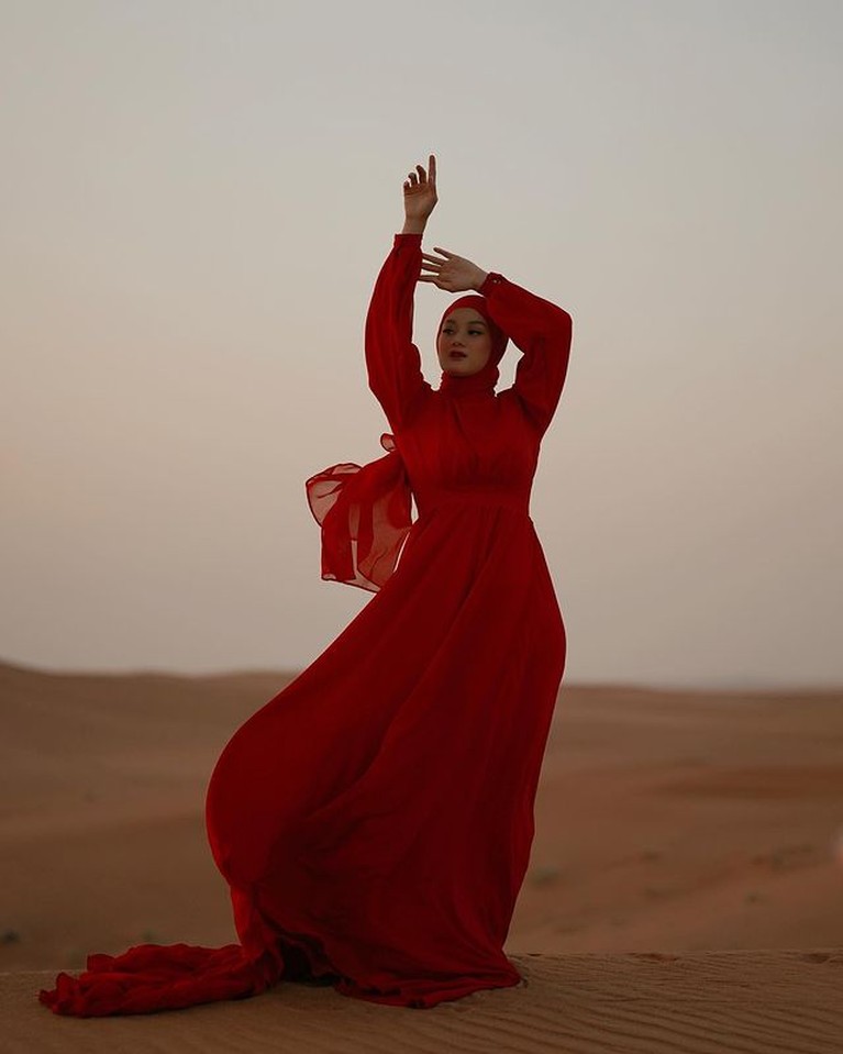 7 Pemotretan Dinda Hauw dan Rey Mbayang di Gurun Pasir Dubai Dinda Hauw dan Rey Mbayang diketahui sedang berada di Dubai, mereka melakukan pemotretan di gurun pasir. Yuk intip!