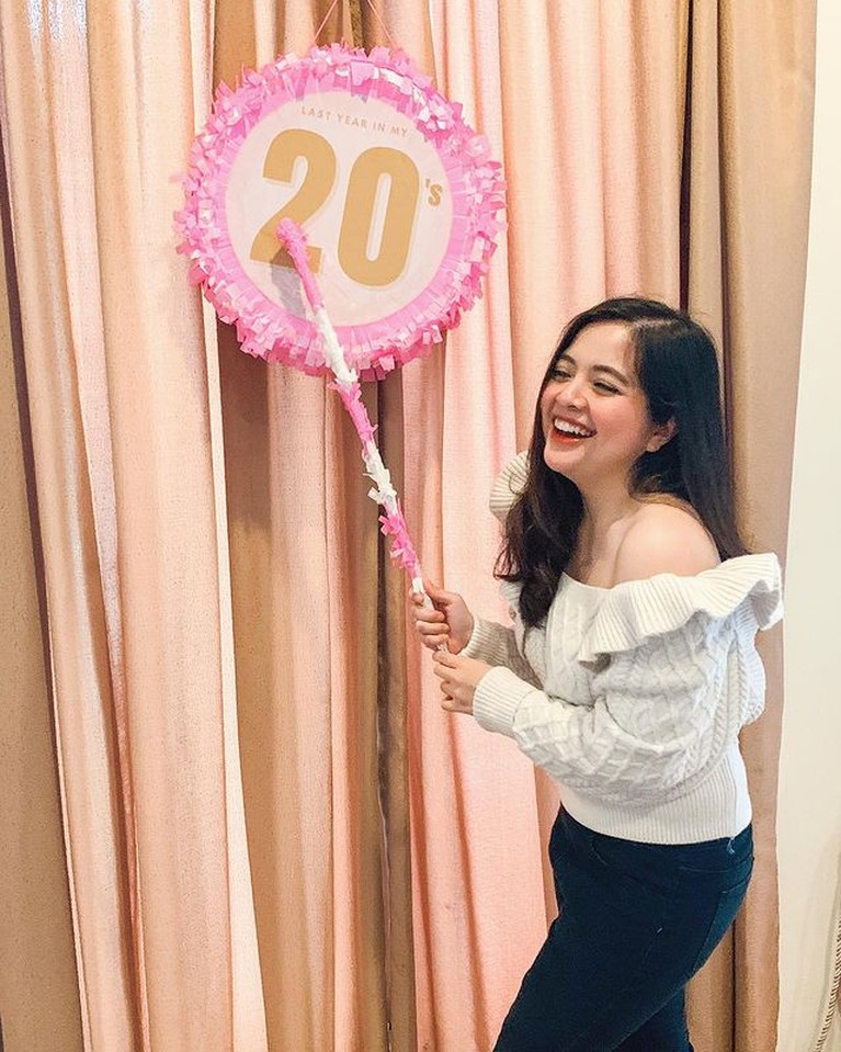 7 Potret Perayaan Ultah ke-29 Tasya Kamila Tanpa Kehadiran Suami Tasya Kamila merayakan ulang tahunnya yang ke 29 pada Senin (22/11) tanpa kehadiran sang suami. Yuk intip potretnya!