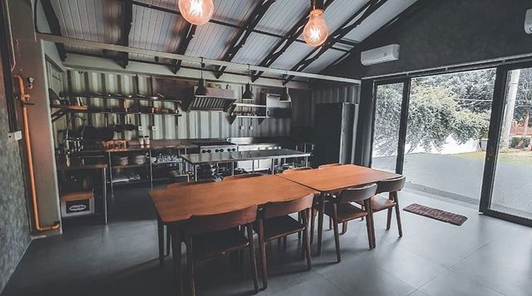 7 Potret Rumah Chef Renatta Terbuat dari Kontainer, Estetik! Chef Renatta memiliki sebuah hunian estetik yang terbuat dari kontainer. Yuk kita intip penampakan rumahnya!