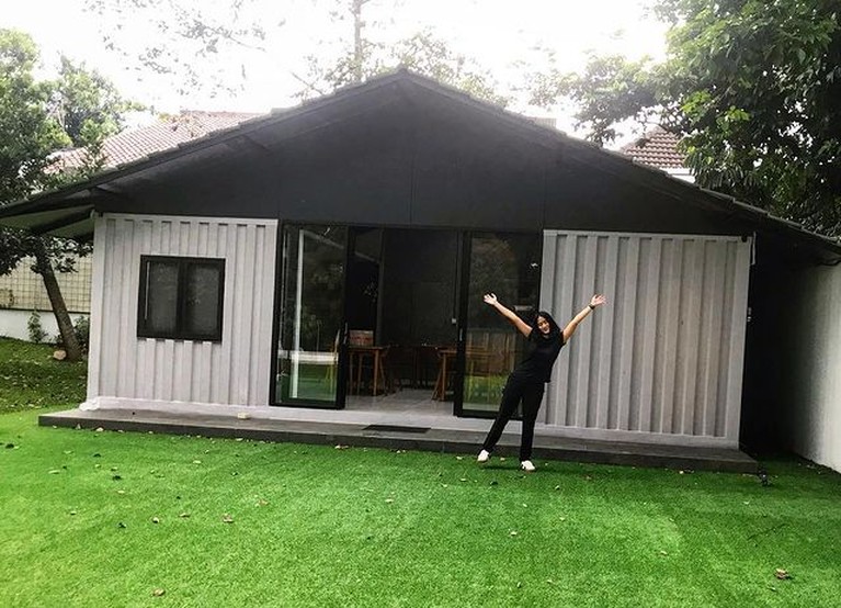 7 Potret Rumah Chef Renatta Terbuat dari Kontainer, Estetik! Chef Renatta memiliki sebuah hunian estetik yang terbuat dari kontainer. Yuk kita intip penampakan rumahnya!