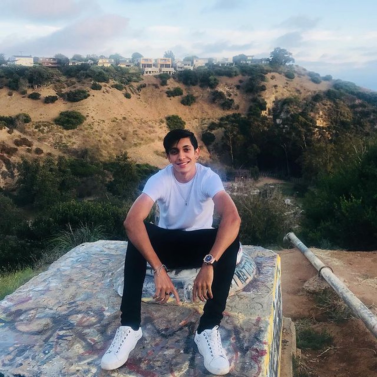 Pernikahan Sarah Azhari dan Pedro Miguel dikaruniai seorang putra tampan bernama Albany Ray yang kini beranjak dewasa&period; Yuk intip&excl;