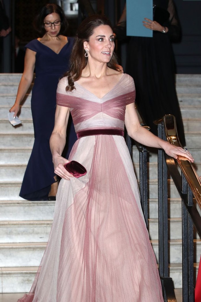 Anggota keluarga kerajaan paling stylish lainnya ialah Kate Middleton. Ia menghadiri gala dinner di London mengenakan gaun two-toned berbahan chiffon dari Gucci. Cantik bukan? Foto: harpersbazaar.com