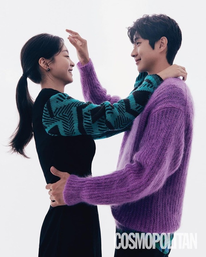 Baik Choi Woo Shik dan Kim Dami terkenal atas perannya di film thriller dan action. Lewat Cosmopolitan, mereka mengungkapkan ingin mencoba genre baru dan naskah drama ini mengunggah hati untuk memerankan tokoh utama. / foto: cosmopolitan.co.kr