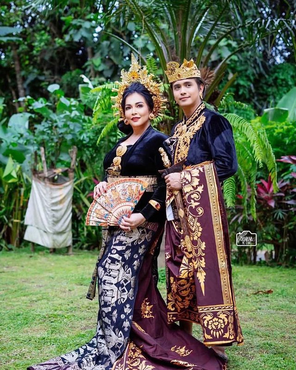 Jennifer Jill dan sang suami Ajun Perwira memiliki perbedaan usia yang cukup terpaut jauh yaitu&comma; 17 tahun&period; Yuk intip kemesraan mereka&excl;