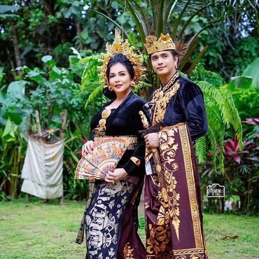 Beda 17 Tahun, Intip 8 Potret Kemesraan Jennifer Jill & Ajun Perwira