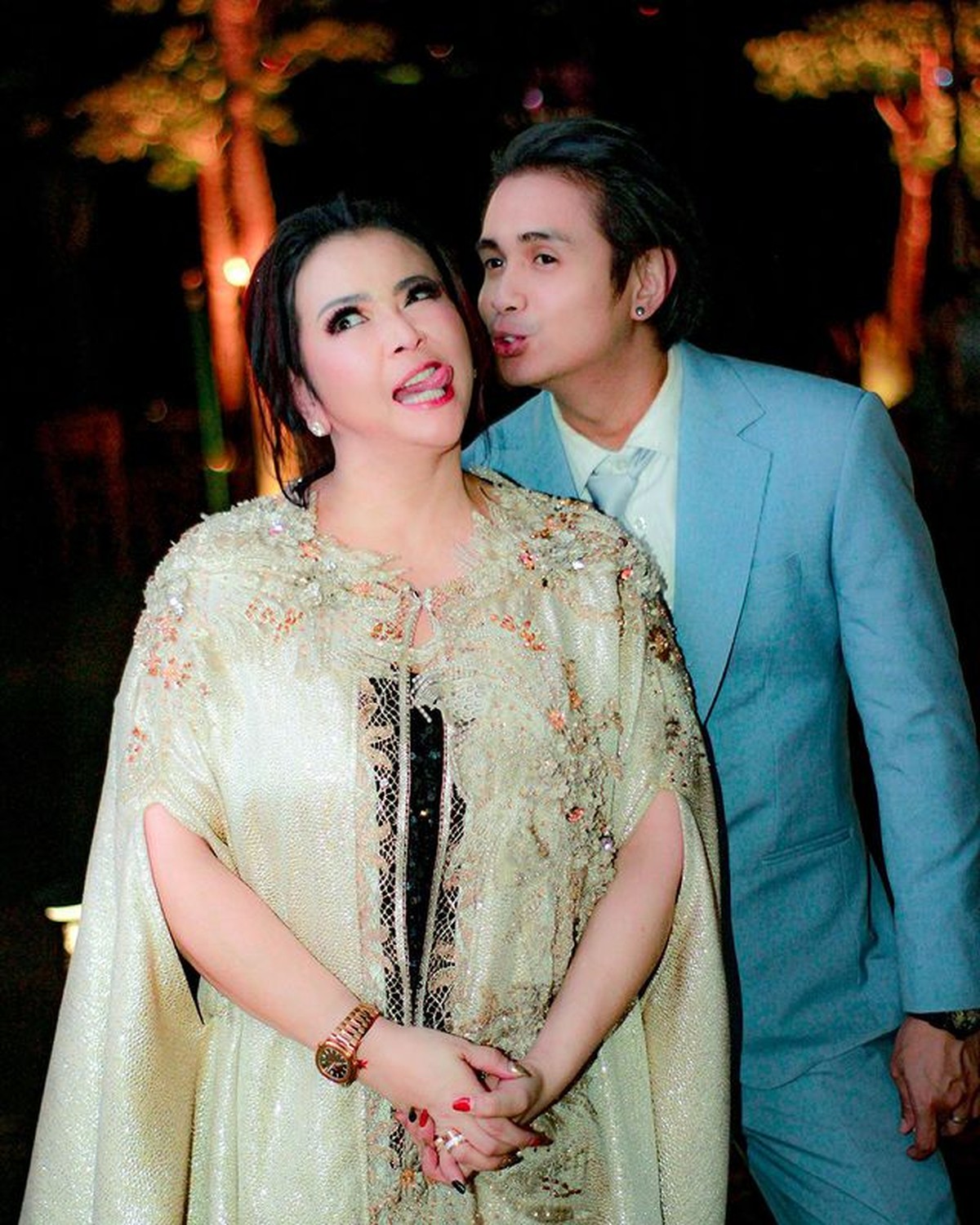 Jennifer Jill dan sang suami Ajun Perwira memiliki perbedaan usia yang cukup terpaut jauh yaitu&comma; 17 tahun&period; Yuk intip kemesraan mereka&excl;