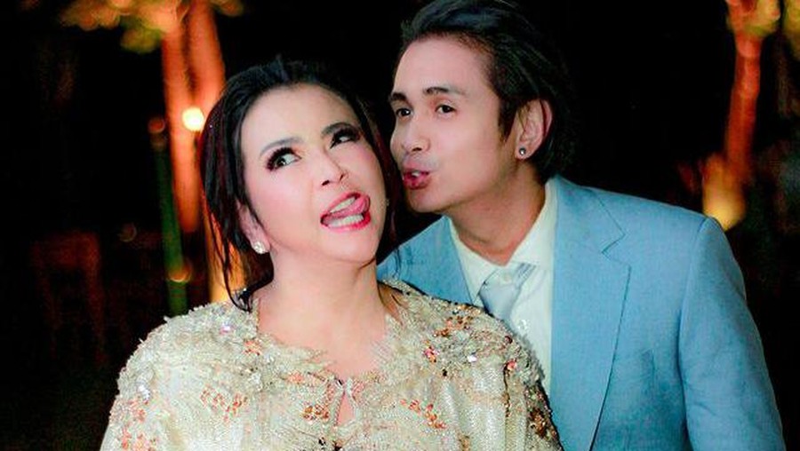 Beda Usia 17 Tahun, Intip 8 Potret Kemesraan Jennifer Jill dan Ajun Perwira Jennifer Jill dan sang suami Ajun Perwira memiliki perbedaan usia yang cukup terpaut jauh yaitu, 17 tahun. Yuk intip kemesraan mereka!