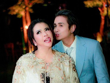 img-title Bucin dengan Ajun Prawira, Jeniffer Jill Pamerkan Sex Toys