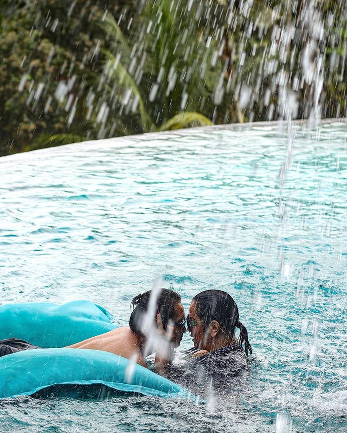 Jennifer Jill dan sang suami Ajun Perwira memiliki perbedaan usia yang cukup terpaut jauh yaitu&comma; 17 tahun&period; Yuk intip kemesraan mereka&excl;