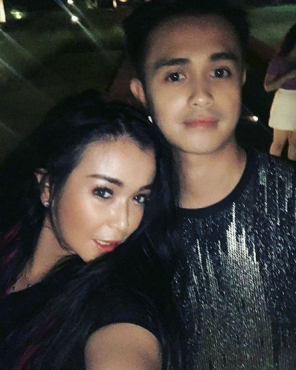 Jennifer Jill dan sang suami Ajun Perwira memiliki perbedaan usia yang cukup terpaut jauh yaitu&comma; 17 tahun&period; Yuk intip kemesraan mereka&excl;