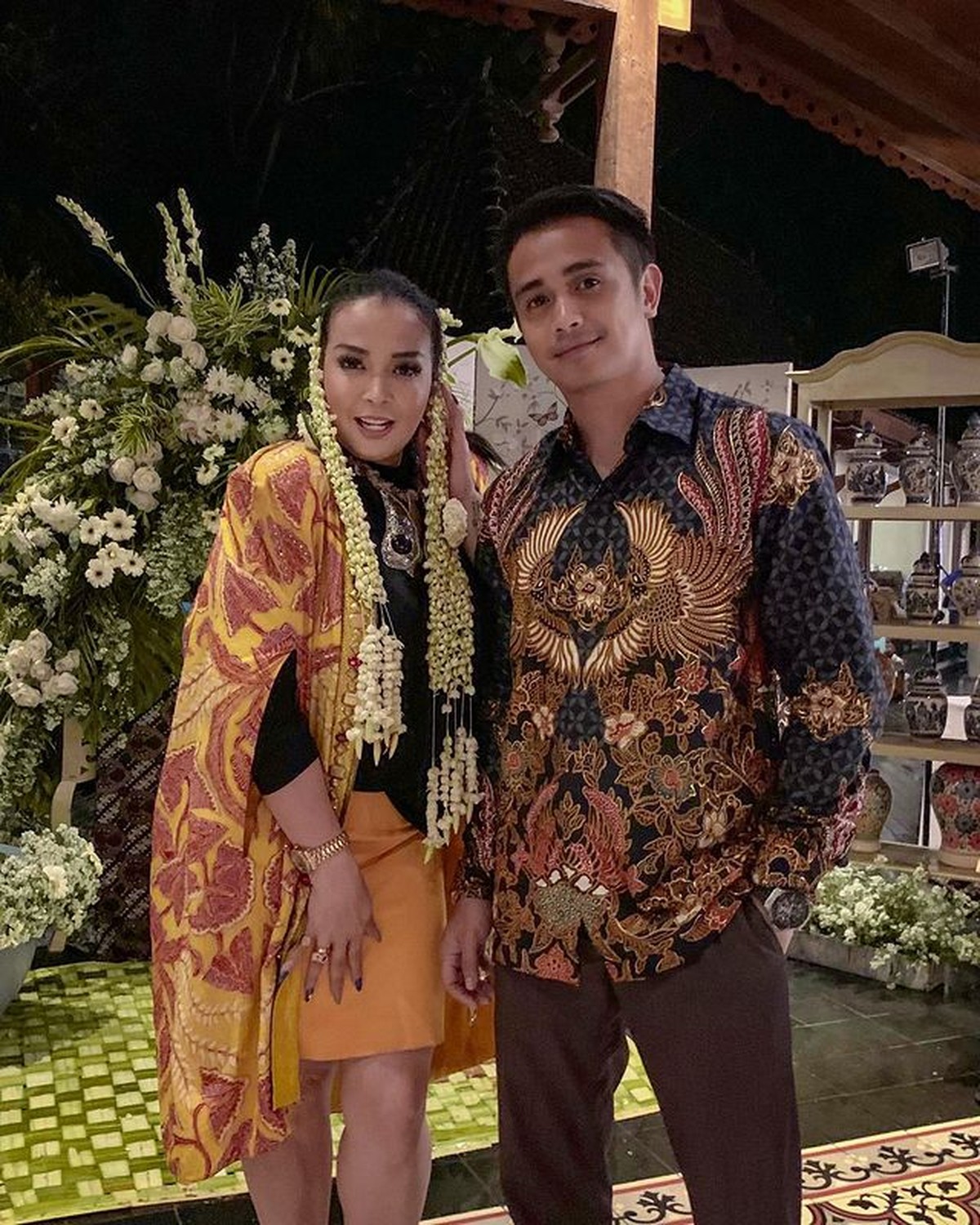 Jennifer Jill dan sang suami Ajun Perwira memiliki perbedaan usia yang cukup terpaut jauh yaitu&comma; 17 tahun&period; Yuk intip kemesraan mereka&excl;