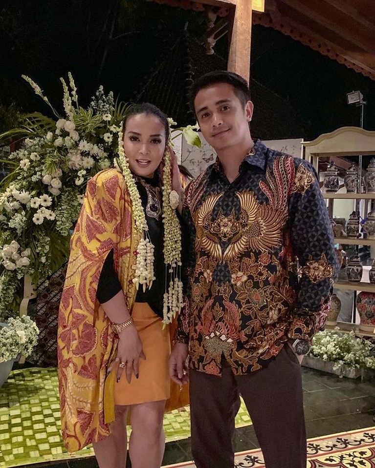Jennifer Jill dan sang suami Ajun Perwira memiliki perbedaan usia yang cukup terpaut jauh yaitu, 17 tahun. Yuk intip kemesraan mereka!