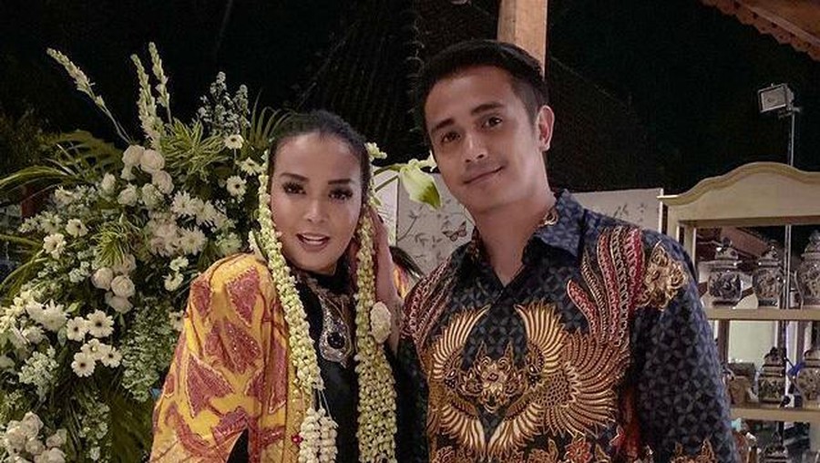 Beda Usia 17 Tahun, Intip 8 Potret Kemesraan Jennifer Jill dan Ajun Perwira Jennifer Jill dan sang suami Ajun Perwira memiliki perbedaan usia yang cukup terpaut jauh yaitu, 17 tahun. Yuk intip kemesraan mereka!