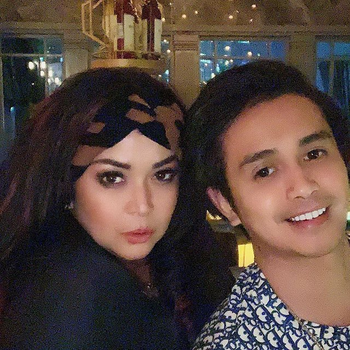 Jennifer Jill dan sang suami Ajun Perwira memiliki perbedaan usia yang cukup terpaut jauh yaitu&comma; 17 tahun&period; Yuk intip kemesraan mereka&excl;