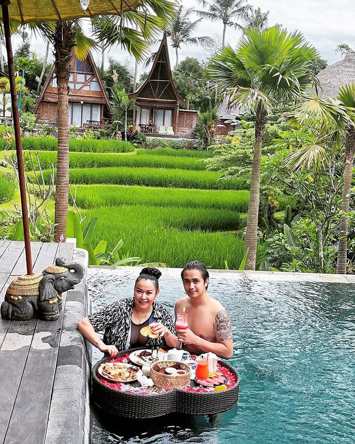 Jennifer Jill dan sang suami Ajun Perwira memiliki perbedaan usia yang cukup terpaut jauh yaitu&comma; 17 tahun&period; Yuk intip kemesraan mereka&excl;