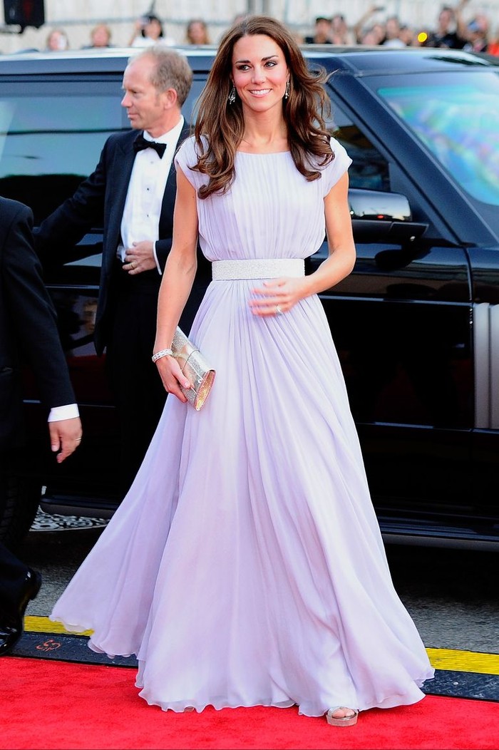 Berbalut desain gaun lilac Alexander McQueen, Kate Middleton kembali tampil layaknya dewi saat menghadiri BAFTA di Los Angeles, Amerika Serikat. Foto: harpersbazaar.com