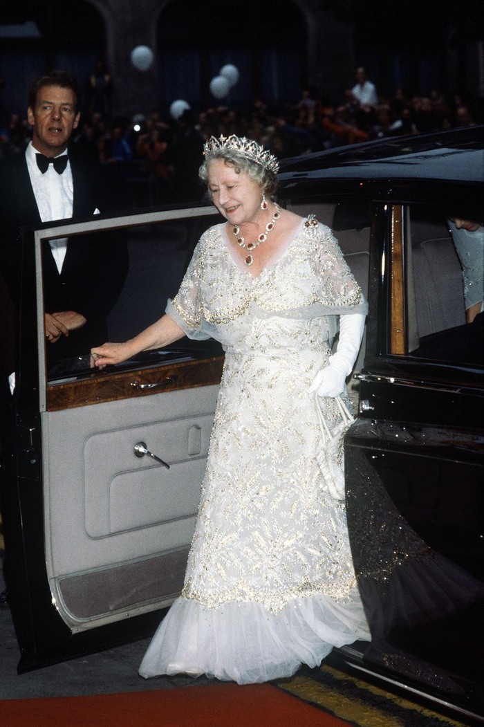 Bukan hanya anaknya, ibu dari Ratu Elizabeth juga mengenakan gaun yang tidak kalah mewah. Misalnya pada perayaan ulang tahun yang ke-80nya, ia mengenakan dress putih chiffon, lengkap dengan kalung dan tiara.Foto: harpersbazaar.com