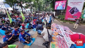 Buruh di Bandung Geruduk Balai Kota Desak Kenaikan Upah 10 Persen