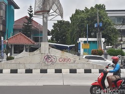 Belum Dibersihkan, Cahyo Sudah Sebulan Nampang di Flyover Purwosari
