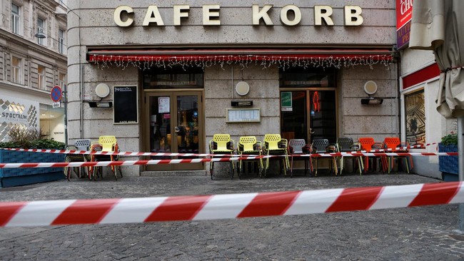 Kemlu RI mewanti-wanti WNI yang berada di Austria menyusul penutupan wilayah atau lockdown nasional di negara tersebut usai kasus virus corona melonjak.
