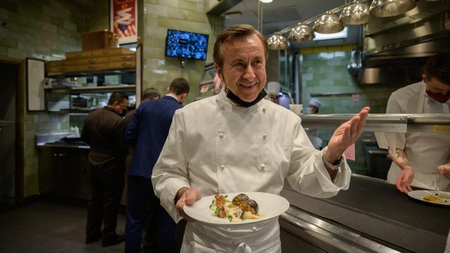 Koki Prancis Daniel Boulud dinobatkan sebagai pemilik restoran terbaik di dunia oleh Les Grandes Tables du Monde untuk restoran andalannya, Daniel.