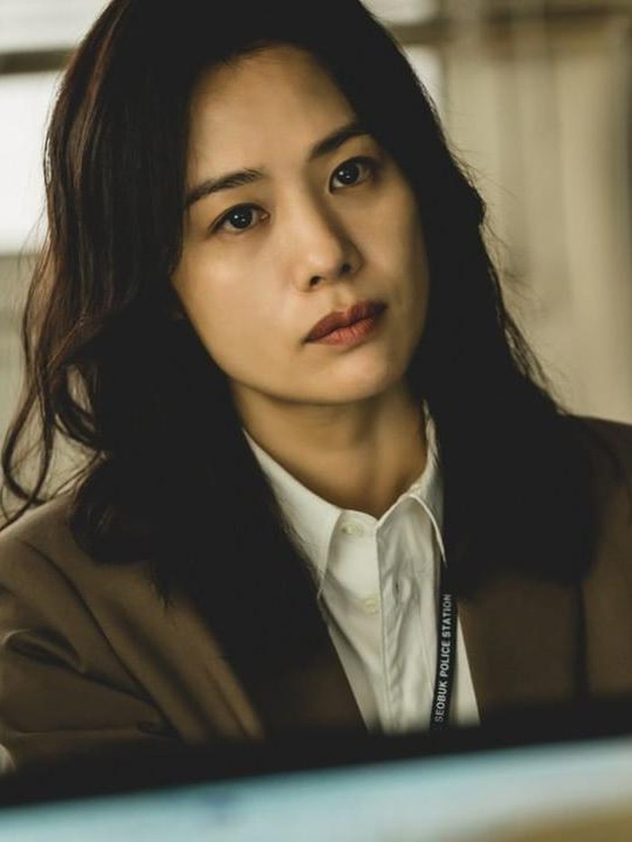 Di usianya yang sudah menginjak kepala 4, Kim terlihat menawan dengan rambut panjang tergerai dalam drama Hellbound. Wajahnya juga terlihat masih segar bak perempuan 20 tahunan./ Foto: instagram.com/netflixkr