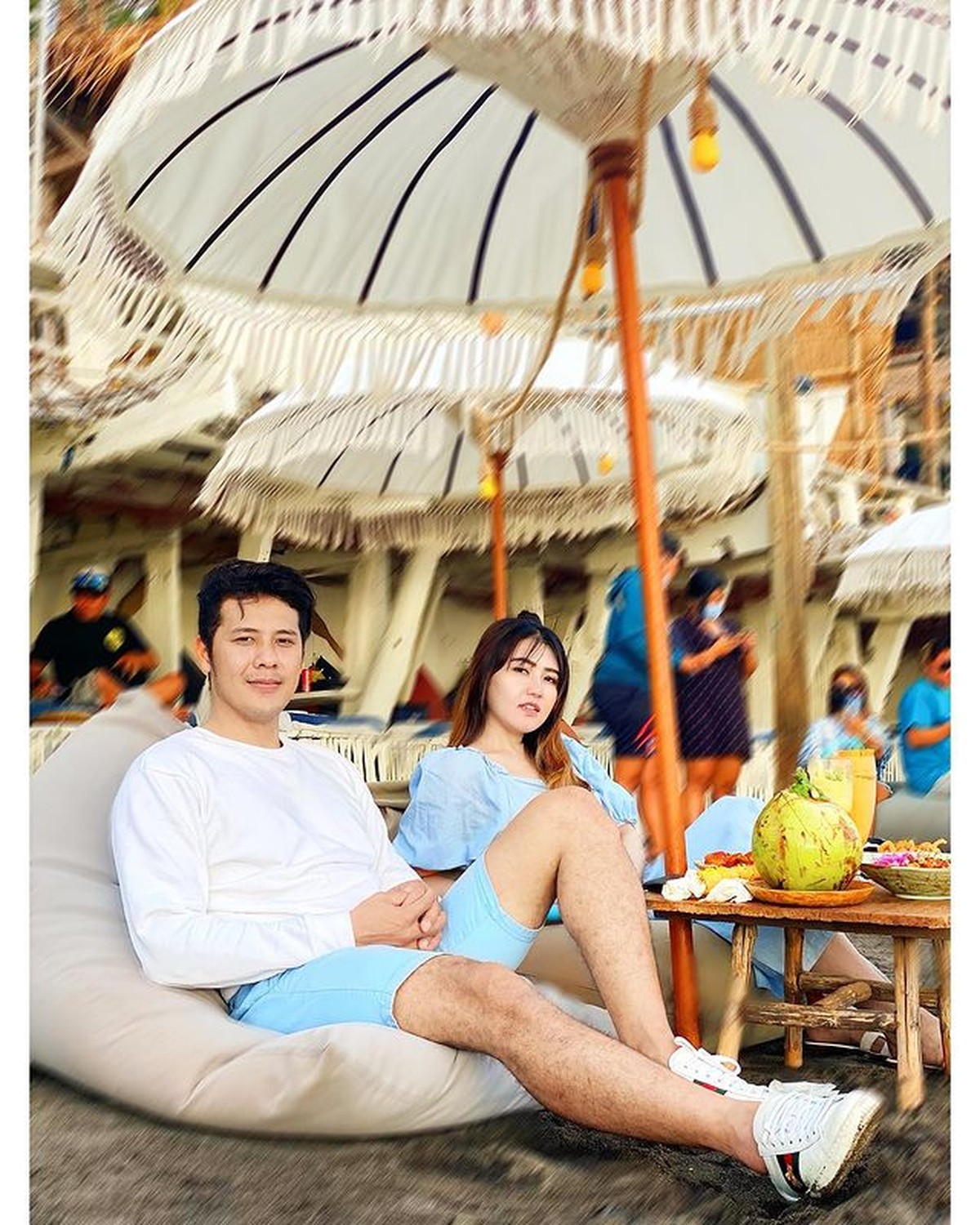 Via Vallen dan Chevra sedang menjalin hubungan asmara dan diduga beri kode akan menikah&period; Yuk intip potret manis mereka&excl;