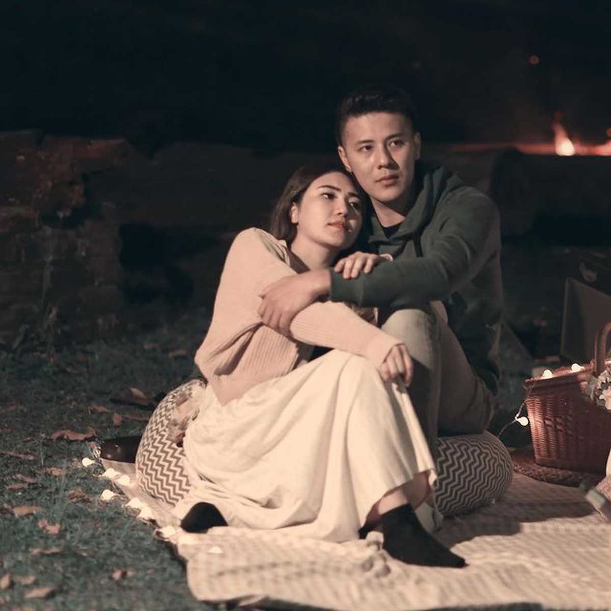 Via Vallen dan Chevra sedang menjalin hubungan asmara dan diduga beri kode akan menikah&period; Yuk intip potret manis mereka&excl;