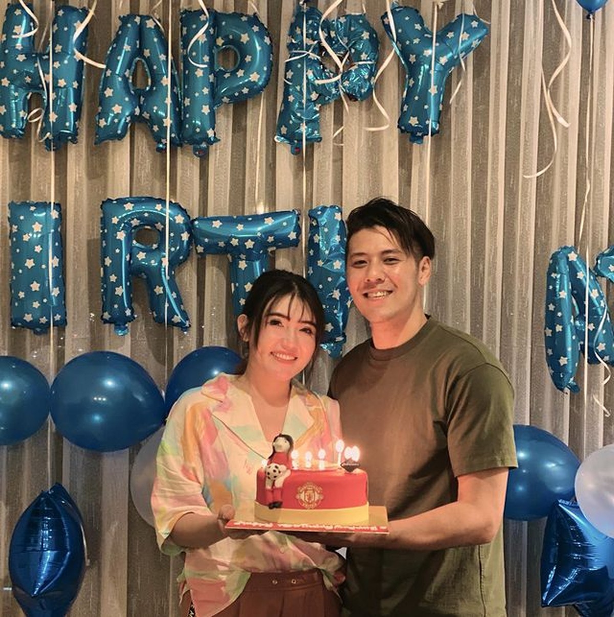 Via Vallen dan Chevra sedang menjalin hubungan asmara dan diduga beri kode akan menikah&period; Yuk intip potret manis mereka&excl;