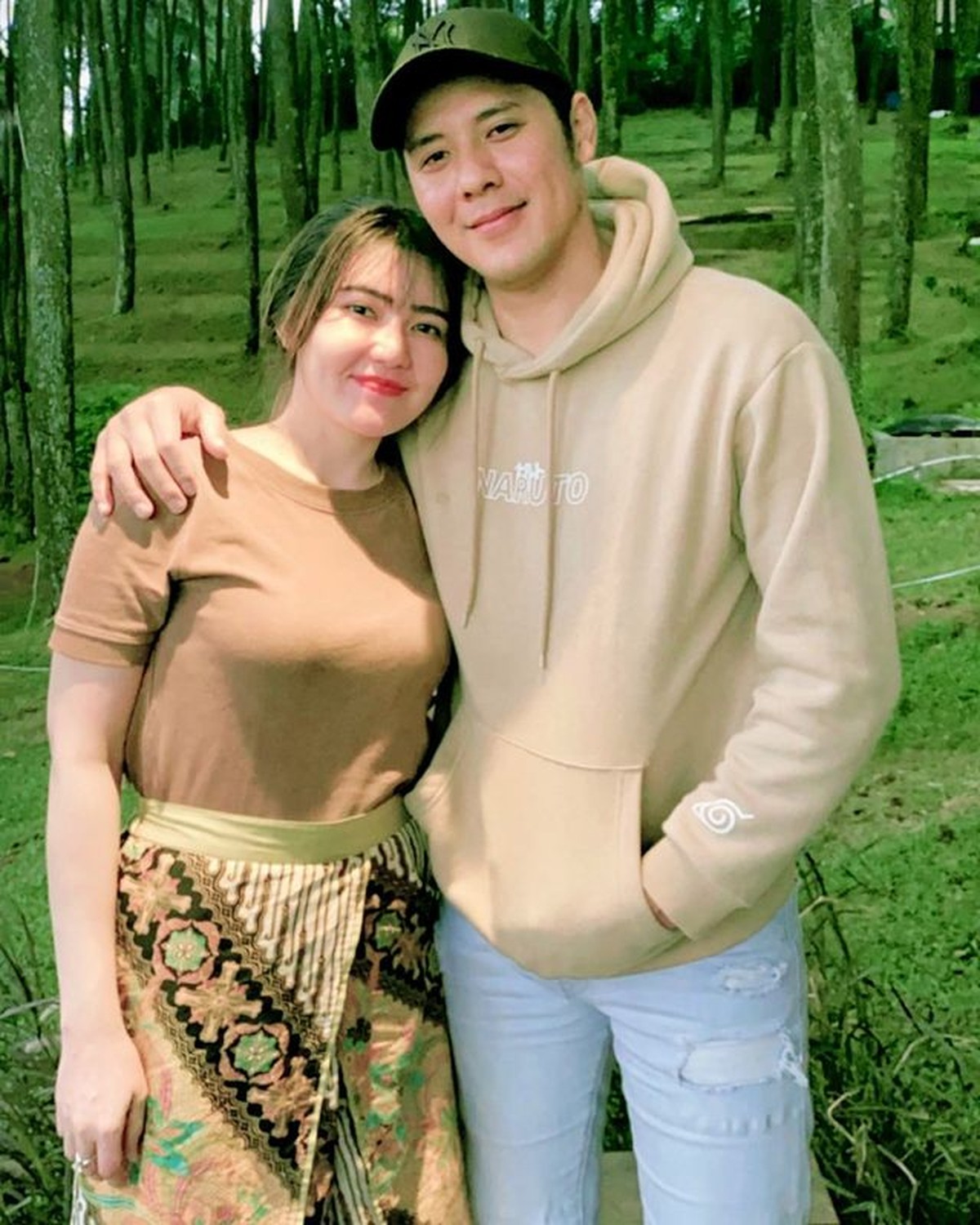 Via Vallen dan Chevra sedang menjalin hubungan asmara dan diduga beri kode akan menikah&period; Yuk intip potret manis mereka&excl;