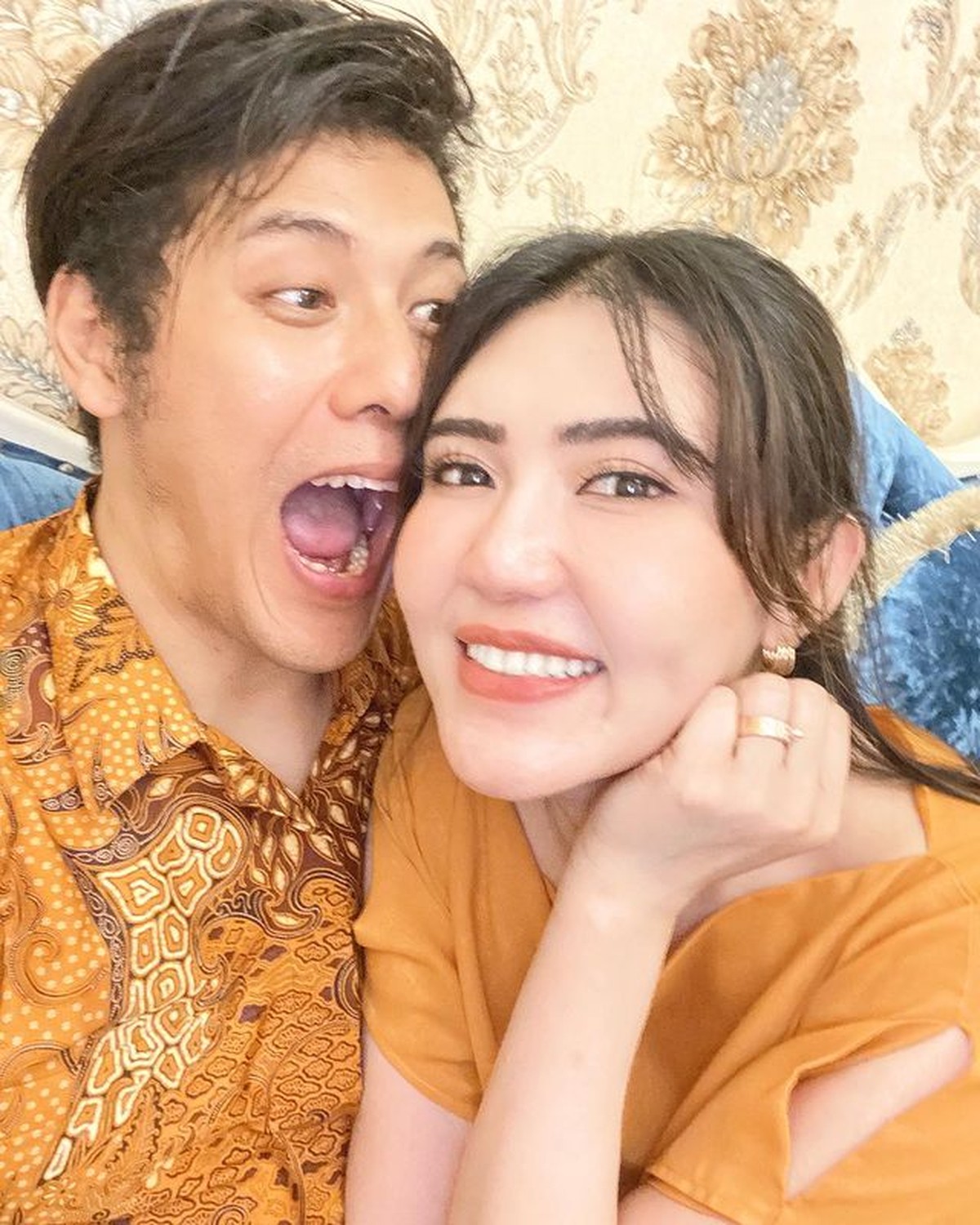 Via Vallen dan Chevra sedang menjalin hubungan asmara dan diduga beri kode akan menikah&period; Yuk intip potret manis mereka&excl;