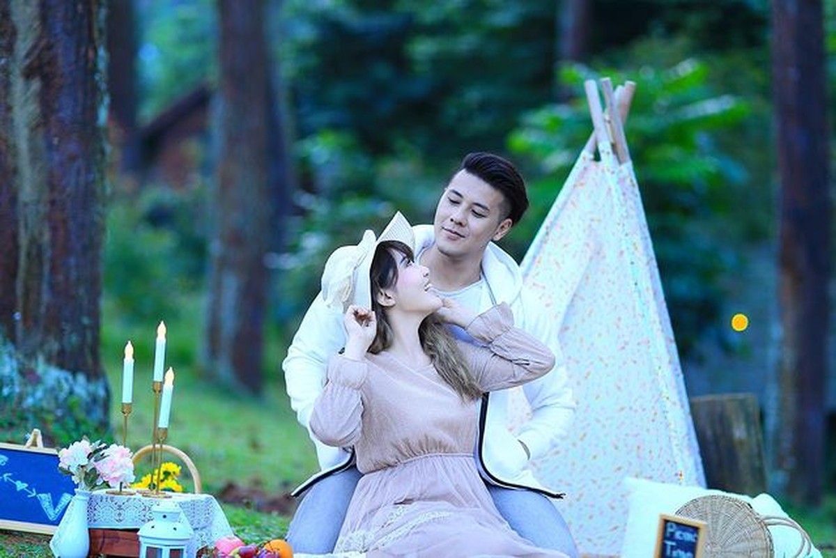 Via Vallen dan Chevra sedang menjalin hubungan asmara dan diduga beri kode akan menikah&period; Yuk intip potret manis mereka&excl;