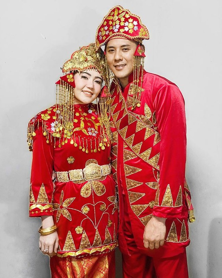Diduga Kode Mau Nikah, Ini 7 Potret Manis Via Vallen dan Chevra Via Vallen dan Chevra sedang menjalin hubungan asmara dan diduga beri kode akan menikah. Yuk intip potret manis mereka!