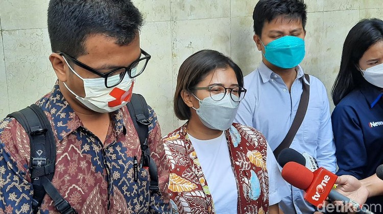 Fatia Maulidiyanti Fatia Maulidiyanti usai diperiksa soal laporan Luhut di Polda Metro Jaya