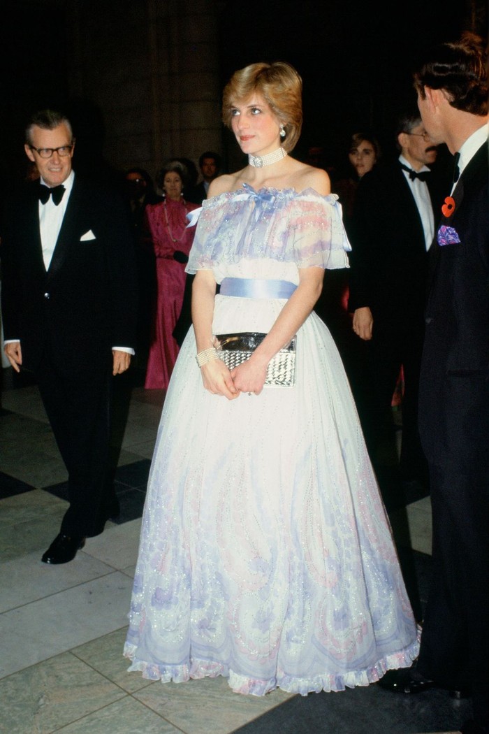 Gaun chiffon off the shoulder milik Putri Diana satu ini begitu populer, terutama karena ia tertangkap kamera sedang tertidur dalam balutan gaun ini saat acara masih berlangsung. Foto: harpersbazaar.com