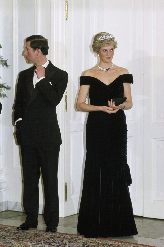Gaun ikonis Putri Diana lainnya adalah gaun hitam off the shoulder yang dikenakan saat kunjungannya ke White House, Amerika Serikat, tahun 1987. Pada kesempatan ini pula ia tampak berdansa dengan John Travolta. Foto: harpersbazaar.com