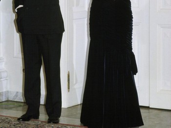 Sebelum meninggalkan keluarga kerajaan, gaun-gaun yang dikenakan Meghan Markle juga tidak kalah memesona. Contohnya gaun tulle dengan motif burung karya Oscar de la Renta saat kunjungannya ke Australia tahun 2018. Foto: harpersbazaar.com
