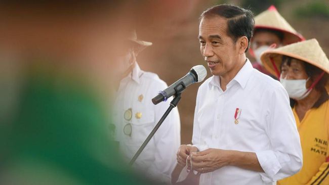 Presiden Jokowi mengaku menahan nafas saat mendengar varian omicron. Pasalnya, RI baru menikmati buah manis pemulihan ekonomi.