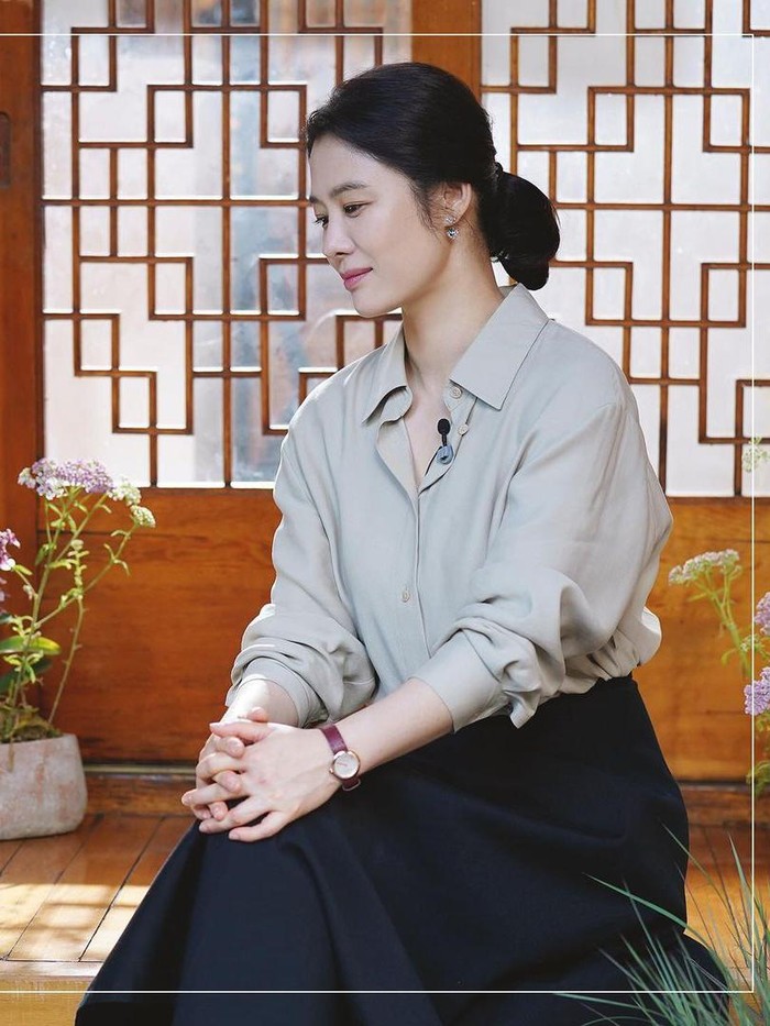 Kim terlihat sama persis seperti debutnya dalam drama di tahun 90-an. Tanpa terlihat ada penuaan, ‘kakak’ Lee Min Ho di Boys Before Flower ini tetap menawan dengan gaya fashion yang selalu up-to-date./Foto: instagram.com/ynkentertainment