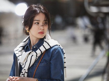 Keren! Mantel Song Hye Kyo dalam Drama Now We Are Breaking Up Laris Terjual Bun