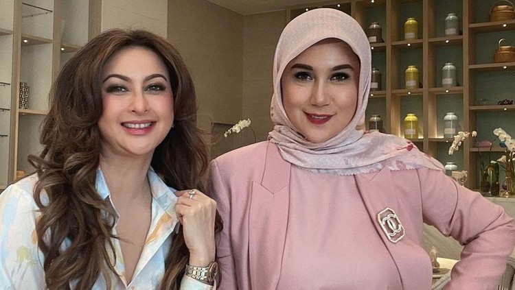 Marini Zumarnis dan Diana Pungky