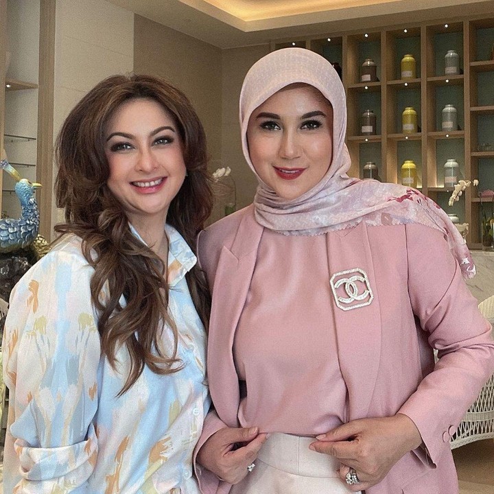 <p>Diana Pungky dan Marini Zumarnis sering ke luar negeri dalam acara Festival Film Asia, Bunda. Keduanya kini begitu merindukan masa-masa tersebut. (Foto: Instagram @marinizumarnisreal)</p>