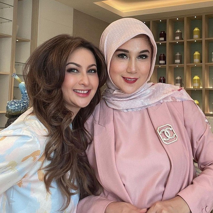 <p>Sudah 20 tahun berlalu dan kini berusia kepala 4, baik Diana Pungky dan Marini Zumarnis tetap terlihat awet muda ya, Bunda? (Foto: Instagram @marinizumarnisreal)</p>