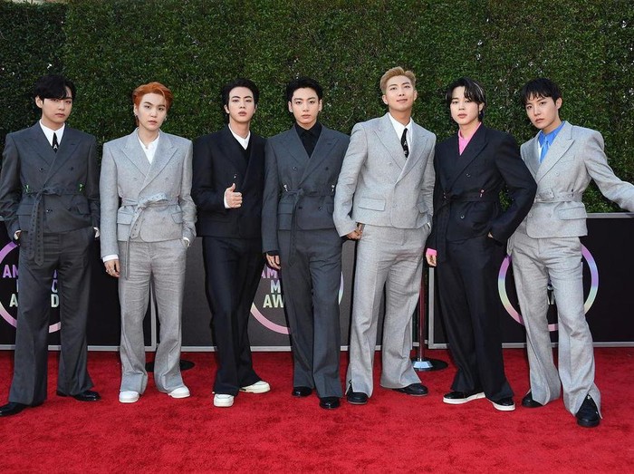 Sebelum memeriahkan panggung AMAs 2021, BTS telah mencuri banyak perhatian dan tampil begitu menawan dengan tampilan jas saat berjalan di red carpet AMAs 2021./ Foto: instagram.com/amas