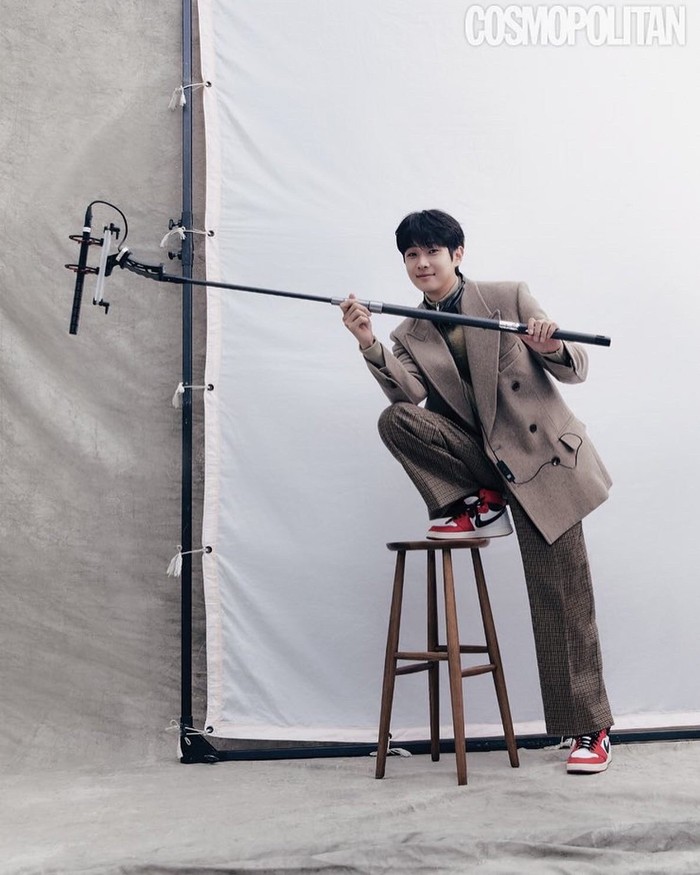 Nama Choi Woo Shik semakin melambung ketika film Parasite memenangkan Oscar. Ia pun mengaku merasa terbebani setelah mendapatkan penghargaan tersebut. Namun ia tetap berusaha melakukan yang terbaik untuk drama terbarunya ini. / foto: cosmopolitan.co.kr