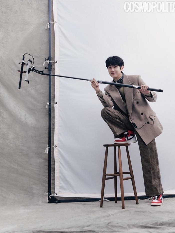 Aktor dengan wajah baby face ini juga pernah muncul dalam beberapa video klip. Di antaranya lagu Day6 dengan 'Congratulations' dan 'You Were Beautiful', serta lagu IU di 'My Old Story'. /Foto: cosmopolitan.co.kr