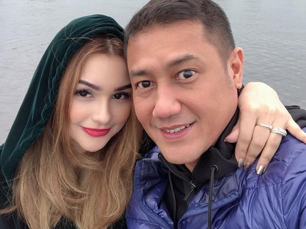 7 Potret Teuku Rafly & Istri yang Terpaut 18 Tahun, Makin Mesra Bun